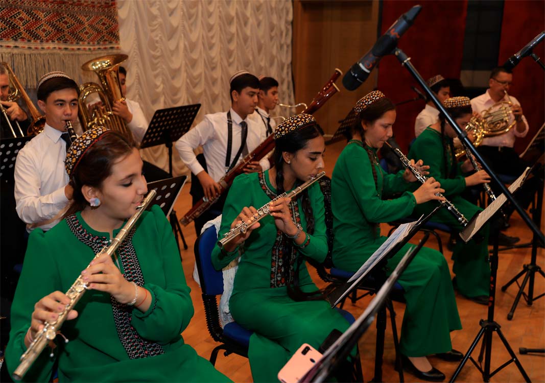 Üflenip we kakylyp çalynýan saz gurallary