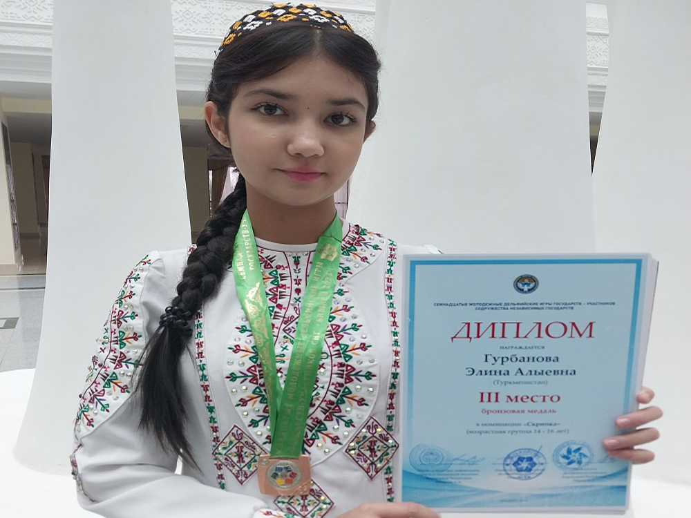 Ýaş skripkaçy Bişkekde geçirilen halkara ýaryşynda zehini bilen emin agzalaryny özüne çekdi